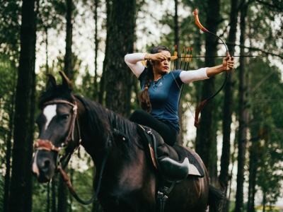 Bogenschießen und Reiten in Nepal